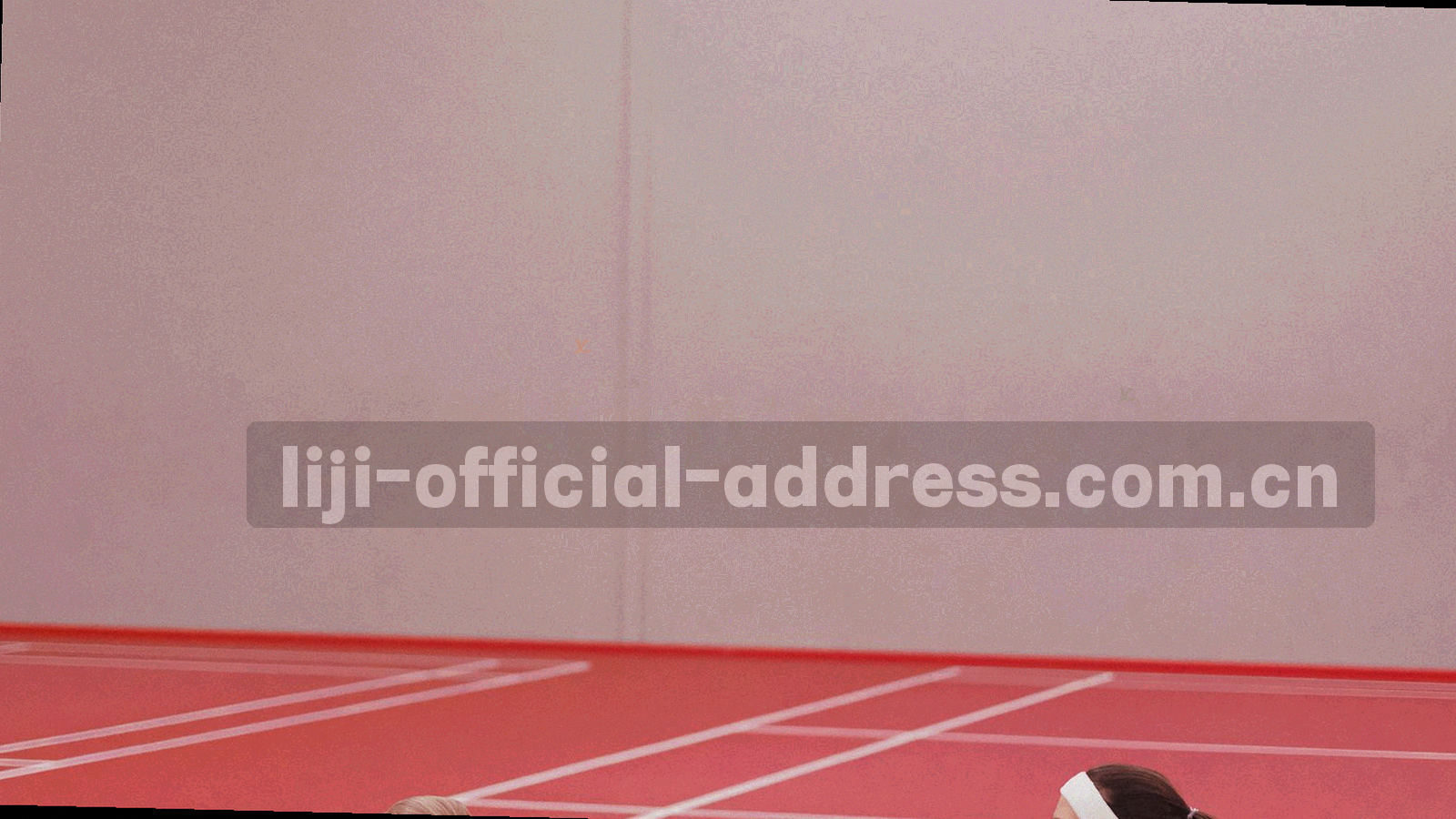 深墨蓝档案柜与纸张边缘的抽象纹理，画面无人、无文字